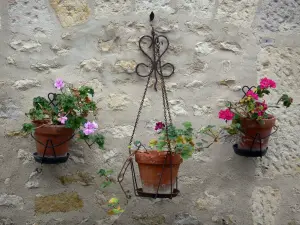 Yèvre-le-Châtel - Flowerpots decorating the facade of a house