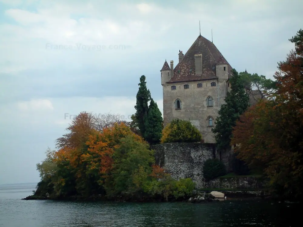 Yvoire - Donjon du château médiéval, arbres aux couleurs de l'automne et lac Léman