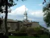 Yvoire - Cupola a cipolla della Chiesa di St. Pancras e case di pietra del borgo medievale, gli alberi