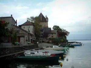 Yvoire - Boten vissershaven, bank, kasteel te houden, middeleeuwse huizen in het dorp en het meer van Genève