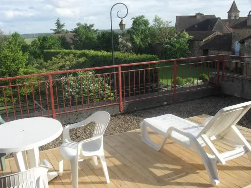 A l ancienne auberge - Terrasse avec table chaises de jardin et bain de soleil