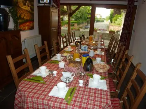 Les bougainvilliers - Breakfast Table