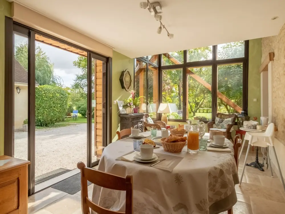 La Croix Saint Jean - Ontbijtzaal met uitzicht op de tuin