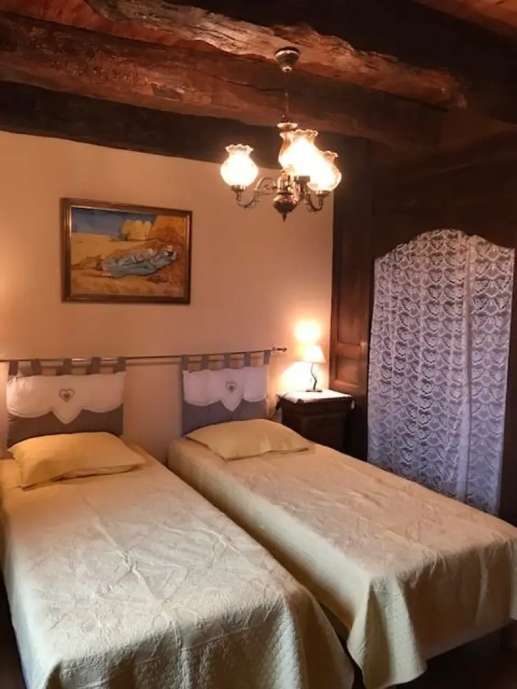 Gîte de la Clôture fleurie - La chambre avec 2 lits qui peuvent être jumelés