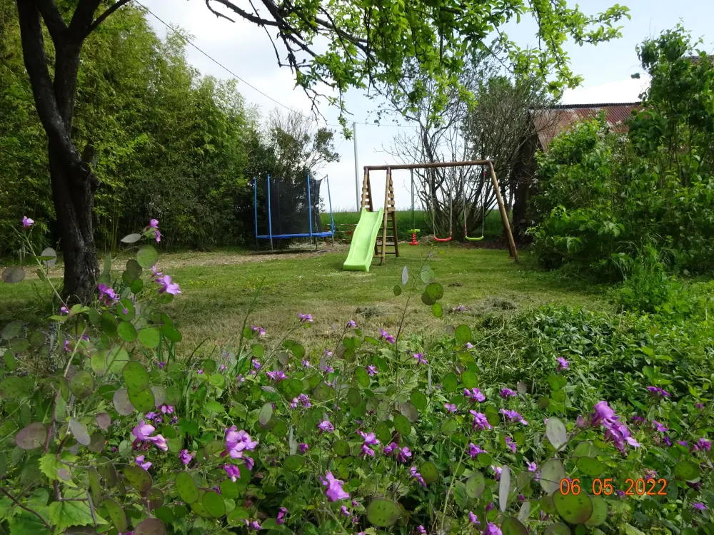 Gîte de Nizereille - Balançoire et trampoline