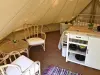Glamping et Camping La source - L'interieur d'une tente de luxe