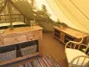 Glamping et Camping La source - L'interieur d'une tente avec un vraie lit