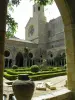 Cloître de l'abbaye de Fontfroide