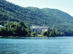 L'abbaye vue du bateau-promenade (© Jean Espirat)