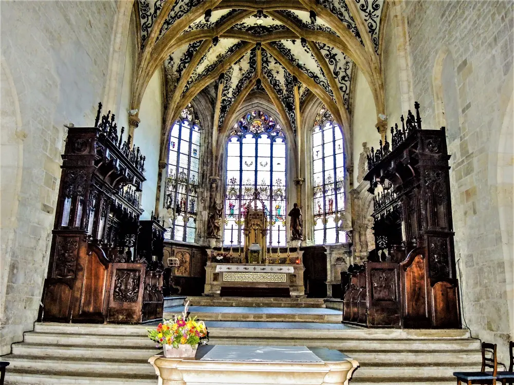 L'abbaye de Montbenoît - Choeur avec les stalles sculptées, de l'abbatiale (© J.E)