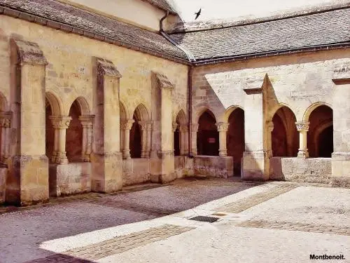 L'abbaye de Montbenoît - Cloître de l'abbaye (© Jean Espirat)