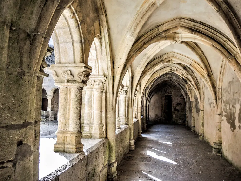 L'abbaye de Montbenoît - Galerie nord du cloître (© J.E)