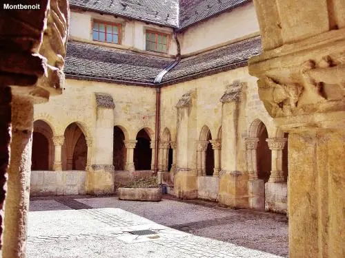 L'abbaye de Montbenoît - Cloître (© Jean Espirat)