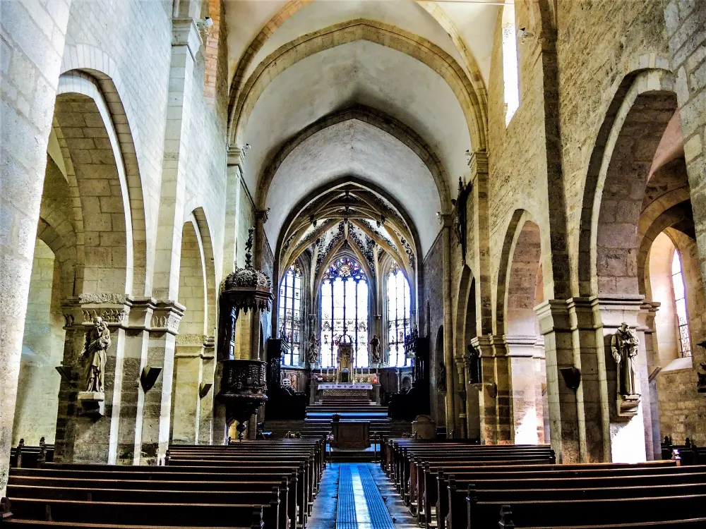 L'abbaye de Montbenoît - Nef de l'abbatiale (© J.E)