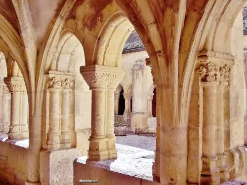 L'abbaye de Montbenoît - Colonnettes sculptées du promenoir du cloître (© J.E)