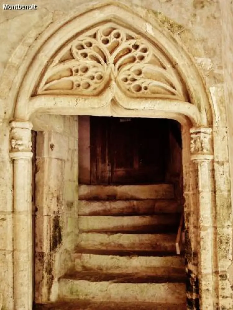 L'abbaye de Montbenoît - Linteau sculpté dans le promenoir (© Jean Espirat)