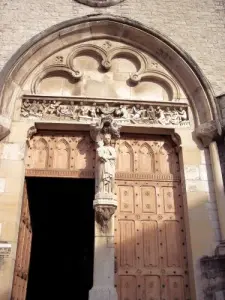 tympanum of the portal of the abbey church (© Jean Espirat)