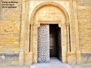 Portal Norte de la basílica (© Jean Espirat)