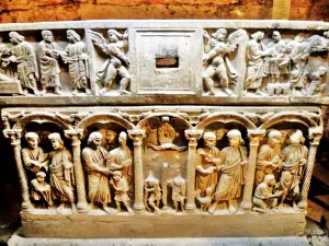 Sarcophage de saint Sidoine, dans la crypte (© J.E)