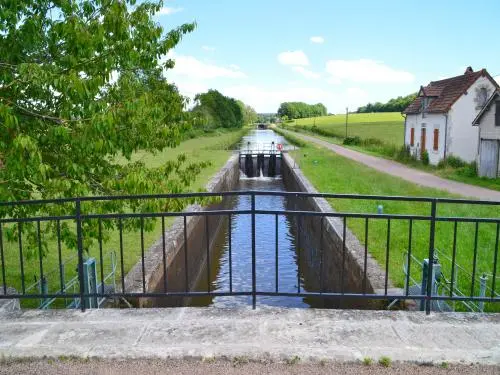 Le canal du Nivernais - Écluse de Creuzet (versant Seine)