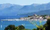 Au pied du cap Corse : Saint-Florent, en arrière-plan les sommets du cap
