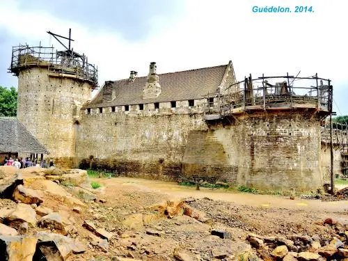 Le chantier médiéval de Guédelon - Vue arrière du chantier (© Jean Espirat)