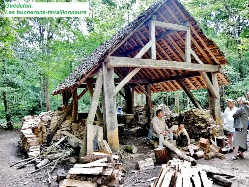 Le chantier médiéval de Guédelon - Atelier des bûcherons - Tavaillonnage (© Jean Espirat)