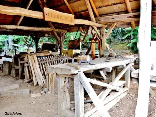 Le chantier médiéval de Guédelon - Atelier des charpentiers (© Jean Espirat)