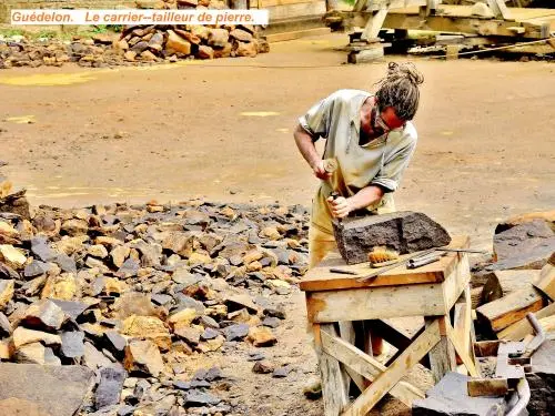 Le chantier médiéval de Guédelon - Carrier-tailleur de pierre (© Jean Espirat)