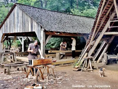 Le chantier médiéval de Guédelon - Les charpentiers (© Jean Espirat)