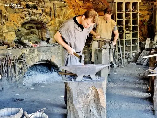 Le chantier médiéval de Guédelon - Les forgerons (© Jean Espirat)