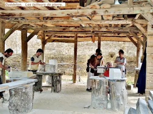 Le chantier médiéval de Guédelon - Les tailleurs de pierre (© Jean Espirat)