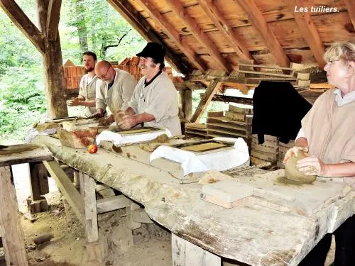 Le chantier médiéval de Guédelon - Les tuiliers (© Jean Espirat)