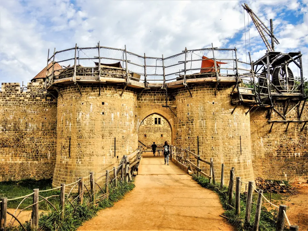 Le chantier médiéval de Guédelon - Porte entre les tours - 2023 (© J.E)
