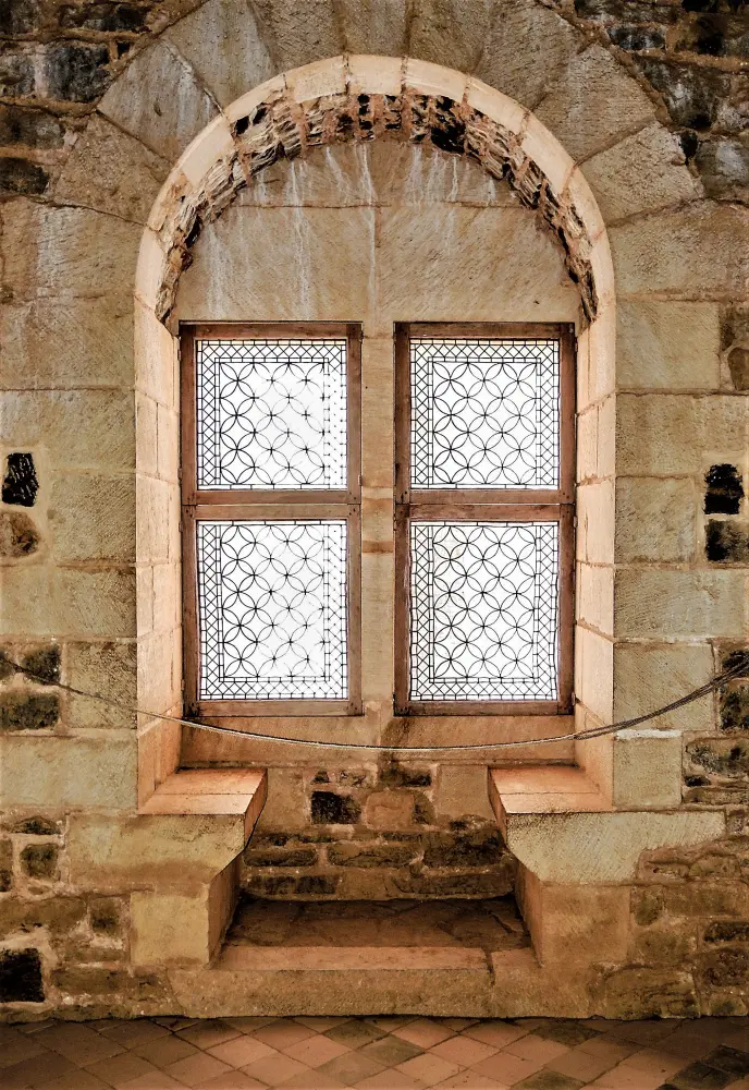 Le chantier médiéval de Guédelon - Fenêtre avec coussiège - 2023 (© J.E)
