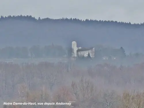 La chapelle Notre-Dame-du-Haut - Notre-Dame-du-Haut vue depuis Andornay (© Jean Espirat)