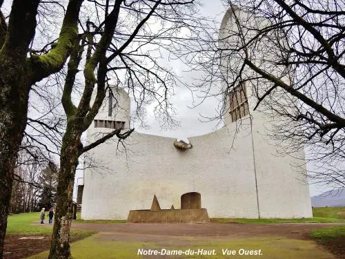 La chapelle Notre-Dame-du-Haut - Vue Ouest de la chapelle (© Jean Espirat)