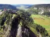 Château de Joux et vallée d'Oye-et-Pallet (© Jean Espirat)