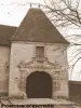 Porte surmontée d'un fronton triangulaire