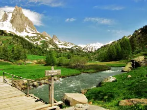 Go over the bridge to Lake Béraudes, Red Lake and the left bank of the Clarée starting from the parking lot