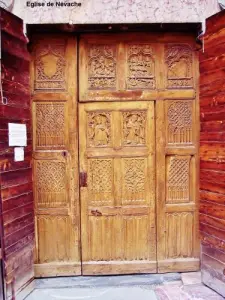 carved door of the church of Névache (© Jean Espirat)