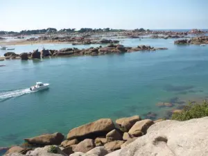 Baie de Sainte-Anne et île Renote vues de Ploumanac'h