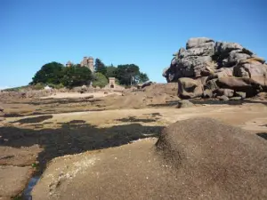 Chaos de rochers devant le château de Costaérès