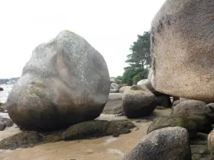 Rochers dans la baie de Sainte-Anne à Trégastel