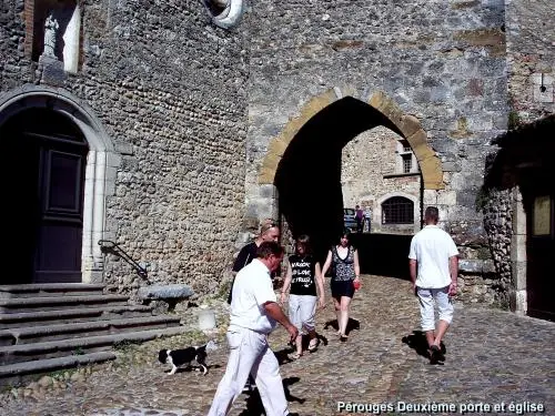 La Dombes - Pérouges - Deuxième porte et église (© Jean Espirat)