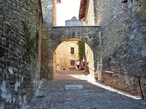 La Dombes - Pérouges - Porte d'En-Bas (© Jean Espirat)