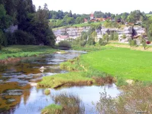 the Doubs with the cliffs of Remonot ( © Jean Espirat )