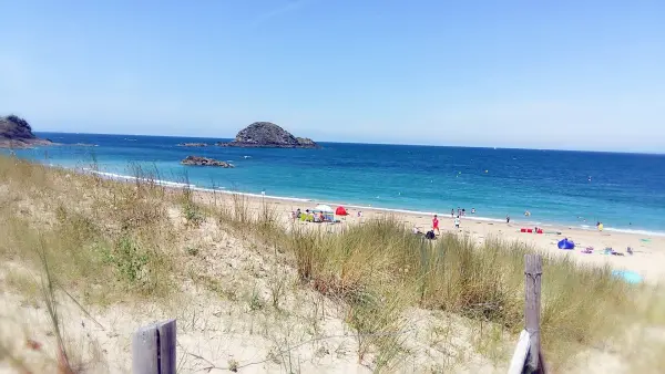 Chevrets Beach in Guimorais, Saint-Coulomb