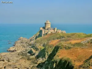 Fort La Latte seen from the coastal path (© Jean Espirat)