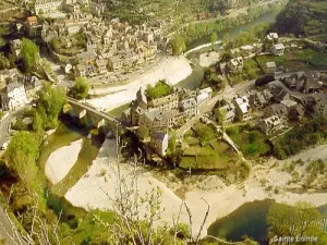 Villaggio di Sainte-Enimie ha visto la croce di Saint Jean (© JE)